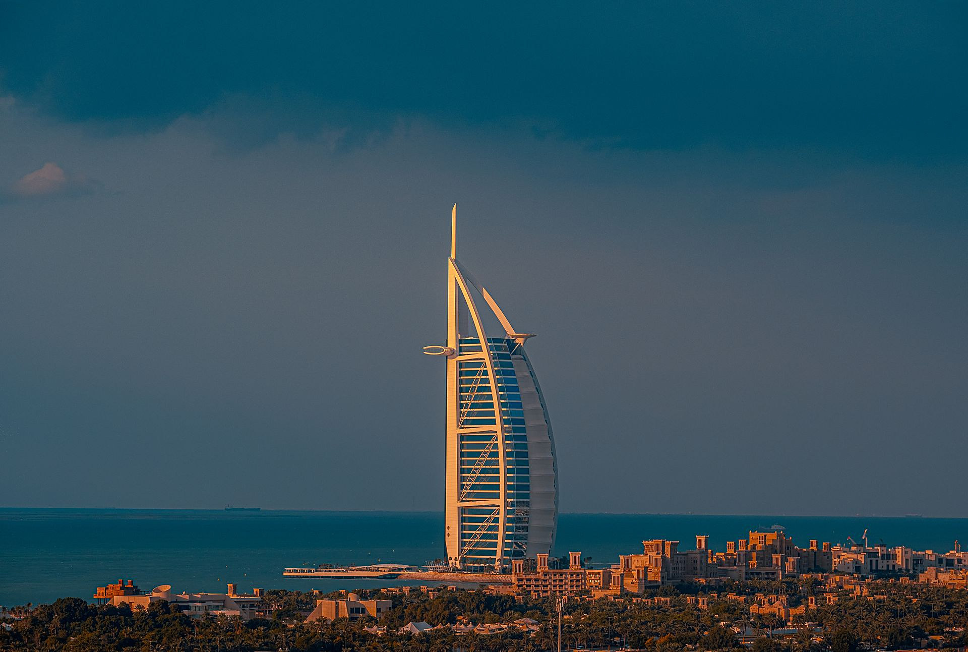 Der Burj Al Arab zur goldenen Stunde, Dubai