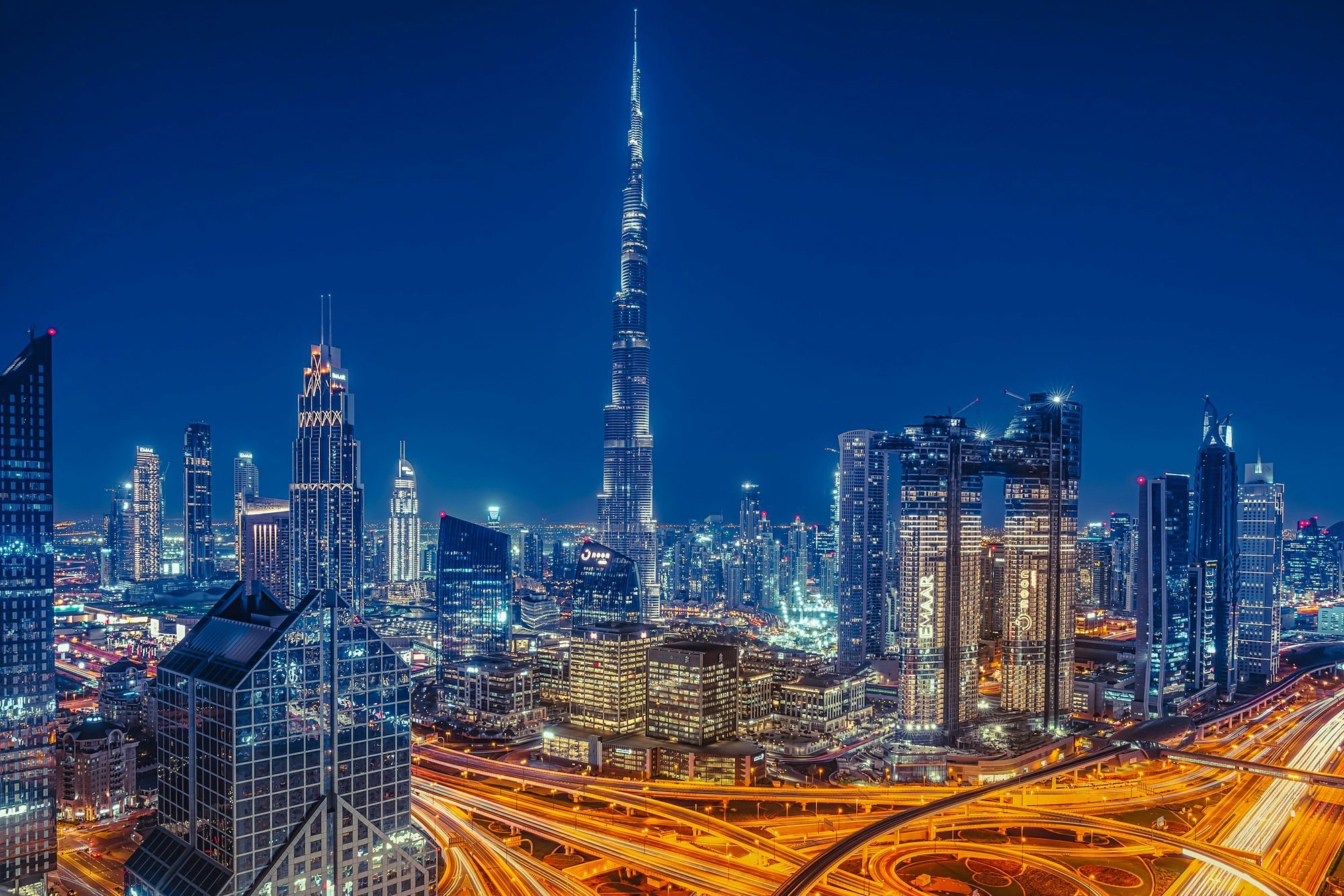 Downtown Dubai und der Burj Khalifa in der Abenddämmerung
