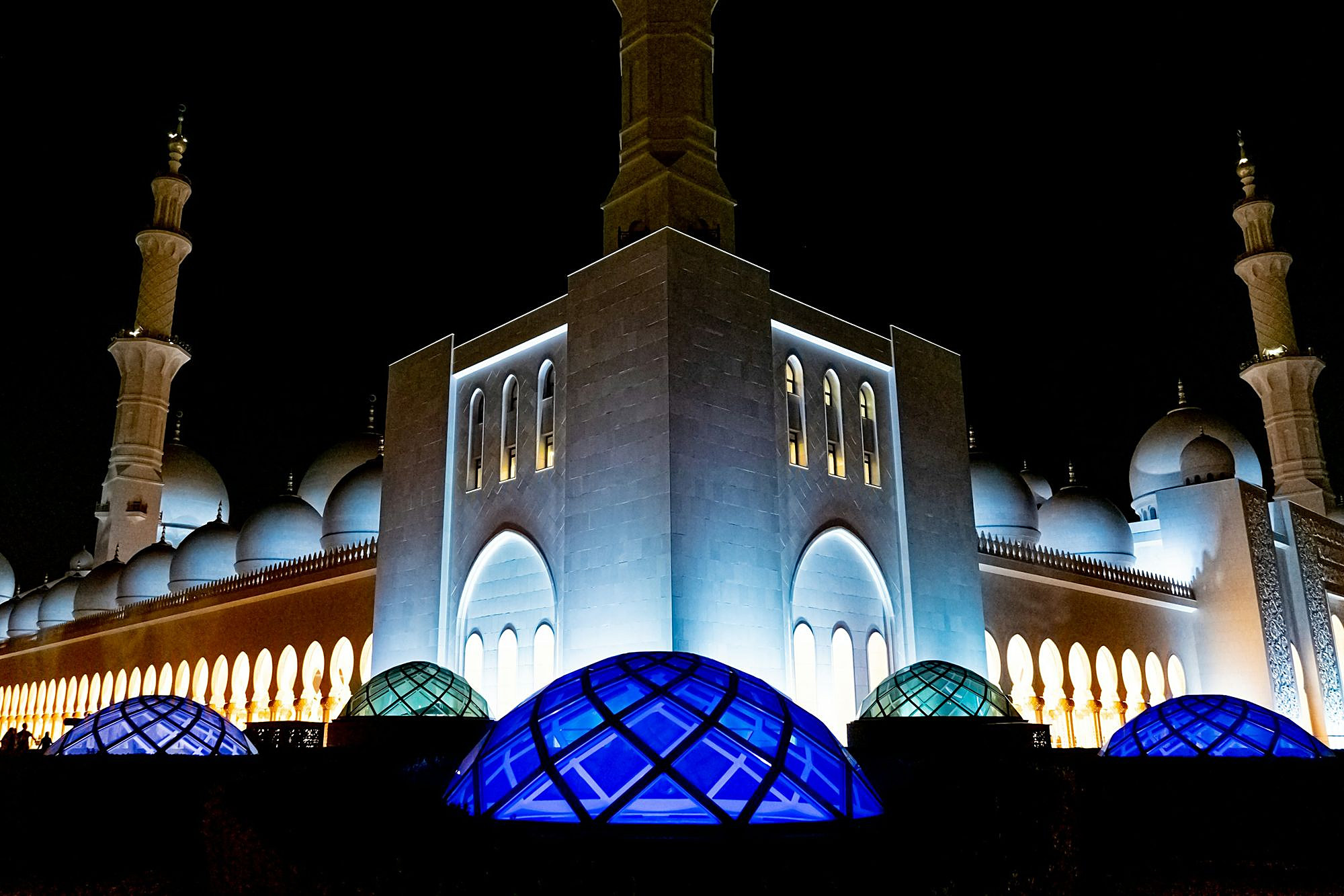 Die Scheich-Zayid-Moschee in Abu Dhabi bei Nacht